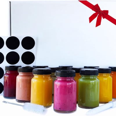Famanu - Set van 12 glazen flesjes 60 ml met receptenboek, etiketten en stift, mini-flesjes voor sap en kruiden – Transparant