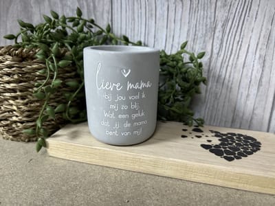 Creaties van Hier – Cement Candle Mama met houten plankje - 8 cm – Cement – Kaars