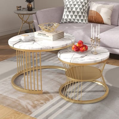 Set van 2 ronde salontafels, 70x45,5cm, 45x40cm, tafel met wit blad en gouden pootondersteuning, ronde salontafel ingebouwd in de zijkant van de bank (wit blad + gouden poot)