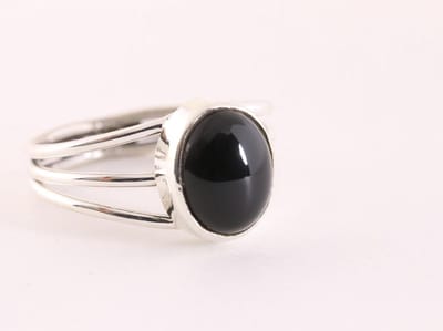 Opengewerkte zilveren ring met onyx - maat 15.5
