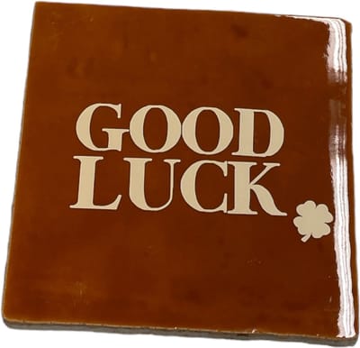 Hippe tegeltje met tekst: Good Luck | Roest met beige | Gepersonaliseerde cadeau | Hippe Spreuktegel | Nieuwe woning cadeau | Housewarming cadeau