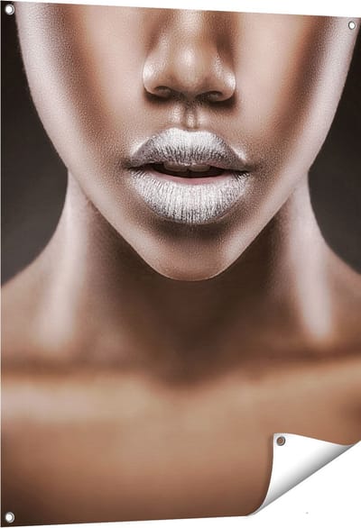 Gards Tuinposter Zilveren Lippen van een Afrikaanse Vrouw - 80x100 cm - Tuindoek - Tuindecoratie - Wanddecoratie buiten - Tuinschilderij