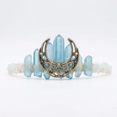 Lichtblauw kristallen tiara met goudkleurige maan hanger – diadeem voor dames – fantasy hoofdband met edelsteen look en maanmotief – geschikt voor festivals, bruiloften en fotoshoots