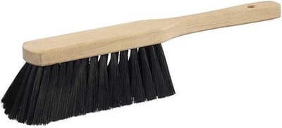 Handveger, blank beukenhout met zwarte kunststofborstel met gaatje om aan op te hangen