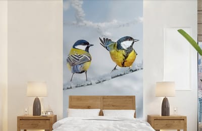 Behang - Fotobehang Vogel - Koolmees - Winter - Sneeuw - Takken - Breedte 120 cm x hoogte 240 cm