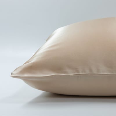 Voordeelset 2x 100% Zijden kussensloop Donker Champagne Hotelsluiting - 19 Momme - 45x65cm (voor o.a. traagschuim kussens 40x60cm) - Satijn geweven zijden kussensloop - Silk Heaven - 45x65cm (voor ergonomische kussens 40x60cm) / Hotelsluiting