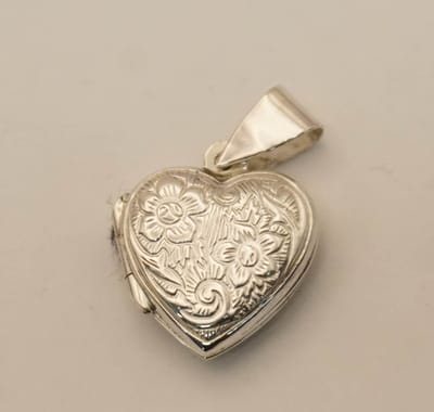 Zilveren medaillon hanger hartje met bloemen - sterling zilveren medaillon hangertje hartje bloemenmotief - 925 zilveren hangertje hartje voor geliefde - leuke hangers je vrouw, moeder, vriendin - cadeau tip valentijn, verjaardag, feestdagen