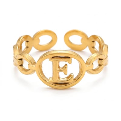 Lundholm Quincy E Ring Dames Goudkleurig – Premium Stainless Steel Jewellery Gold PVD Plated – Verstelbare Ring met Letter E Naam Ring Cadeau Vrouw – One Size – my Scandinavisch Design