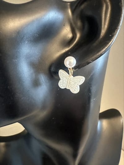 Oorsteker fake parel met een witte vlinder | Make up | Parfum | Moederdag | Verjaardagscadeau| Cadeautje| Valentijnsdag| Kado | sieraden | vaderdag | oorbellen | oorsieraden