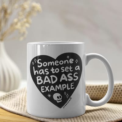 Creasowl® Someone Has to Set a Bad Ass Example Mok – Keramische Witte Koffiemok 330ml - Grappige & Inspirerende Quote - Cadeau voor Vrienden, Familie & Collega’s - Koffie & Thee Mok