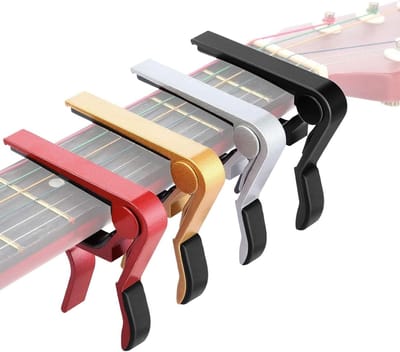 Daity 4-delige gitaarcapo's - gemaakt van aluminiumlegering - universeel type - geschikt voor klassieke gitaar - elektrische gitaar - folk gitaar (6 snaren) - basgitaar - banjo - viool en ukelele (zwart - rood - zilver - goud).
