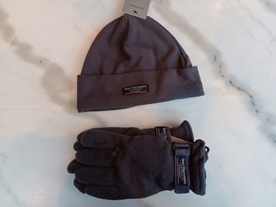 Winterset heren Grijs: Muts met 2 lagen fleece en Handschoenen dubbele laag fleece en velcrosluiting aan de pols