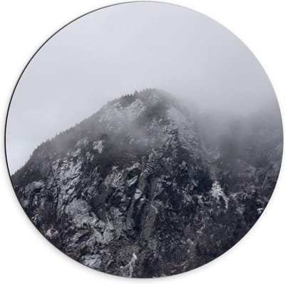 Dibond Wandcirkel - Berg met Mist (zwart/wit) - 70x70cm Foto op Aluminium Wandcirkel (met ophangsysteem)