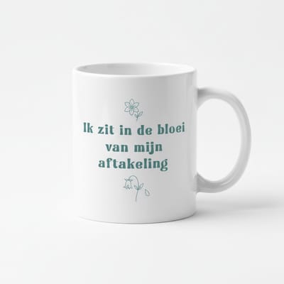 Grappige Nederlandse Tekst Mok “Ik Zit in de Bloei van Mijn Aftakeling” – Elegant Bloemenontwerp – Humoristische Koffiemok – 330 ml