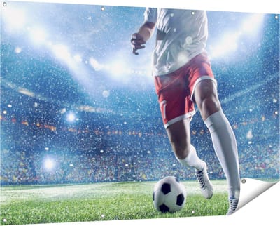 Gards Tuinposter Voetbal Speler met de Bal in een Druk Stadion - 150x100 cm - Tuindoek - Tuindecoratie - Wanddecoratie buiten - Tuinschilderij