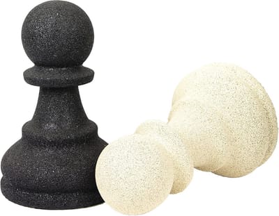 Grote handgemaakte schaakfiguur in zwart van gerecycled rubber