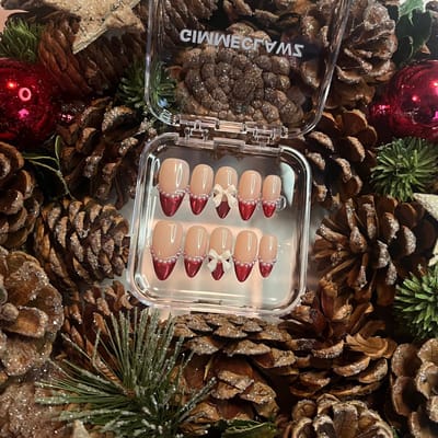 GimmeClawz Press On Nails - Fake nails - Handgemaakte Press-On Nagels - 24 Plakstickers, Metalen Rode French Tip Nagels - Merry Glam - Kerstnagels - Nieuwjaarsnagels - Maat L