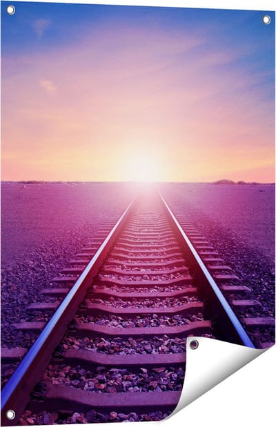 Gards Tuinposter Rails Spoorweg in de Woestijn bij Zonondergang - 60x80 cm - Tuindoek - Tuindecoratie - Wanddecoratie buiten - Tuinschilderij