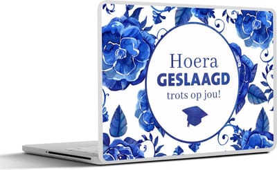 Laptop sticker - 15.6 inch - Spreuken - Quotes - Geslaagd - 'Hoera, geslaagd, trots op jou!' - 36x27,5cm - Laptopstickers - Laptop skin - Cover