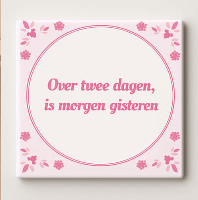Grappig Tegeltje “Over Twee Dagen Is Morgen Gisteren” – Humoristisch Nederlands Wandtegel 15x15cm – Retro Quote Keramische Tegel – Leuk Cadeau voor Thuis of Vrienden