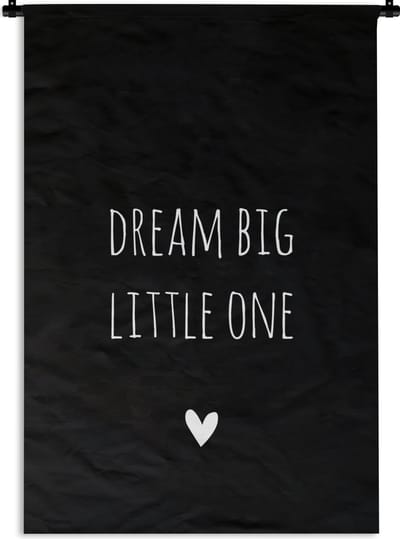 Wandkleed - Wanddoek - Engelse quote "Dream big little one" met een hartje op een zwarte achtergrond - 90x135 cm - Wandtapijt