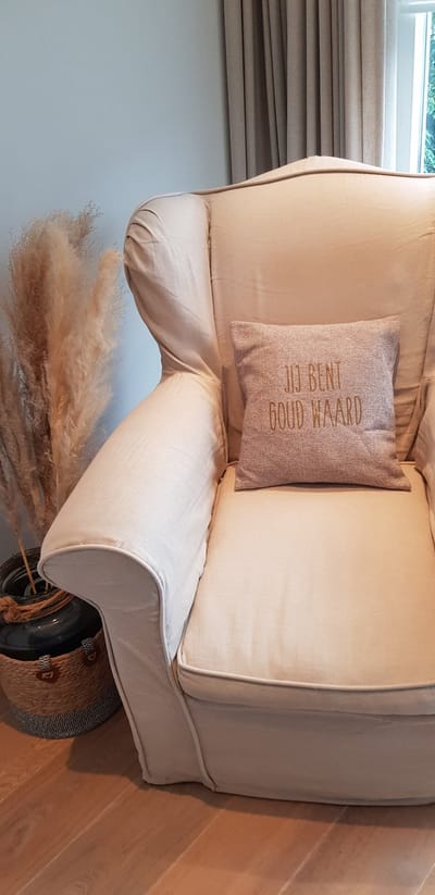 Kussen Kussenhoes met tekst bedrukt cadeau kerstmis sinterklaas  | jij bent goud waard opdruk goud | opa oma mama papa zus broer oom tante  bedanken collega vriendin verjaardag man vrouw dames heren zacht moeder schoonmoeder vader schoonvader