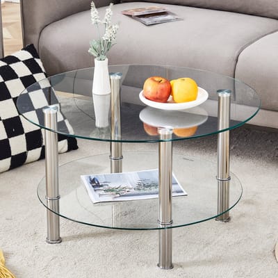Moderne glazen salontafel met twee niveaus en zilverkleurige metalen poten. Stabiel en ruim, met een licht en luxueus design. De metallic glans combineert met de reflecties in het glas, waardoor een stijl van ingetogen luxe ontstaat.