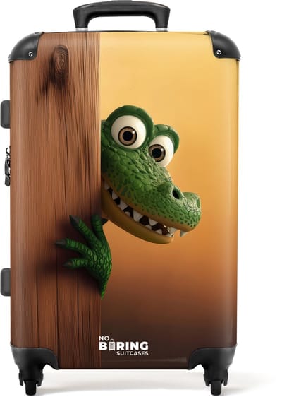 NoBoringSuitcases.com® - Kinderkoffer - Kindertrolley jongen en meisje - Krokodil met grote ogen achter houten muur - Koffer kind groot - Rolkoffer lichtgewicht - Reiskoffer met 4 wielen - Grote trolley XL - 20 kg bagage