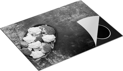 Chefcare Inductie Beschermer Bloemkool met Brocolli op Zwarte Marmer - Zwart Wit - 70x50 cm - Afdekplaat Inductie - Kookplaat Beschermer - Inductie Mat