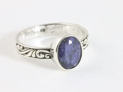 Fijne bewerkte zilveren ring met blauwe saffier - maat 16