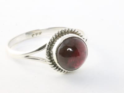 Fijne bewerkte ronde zilveren ring met granaat - maat 19