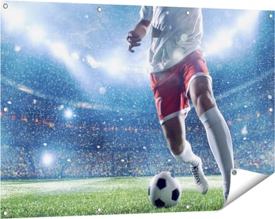 Gards Tuinposter Voetbal Speler met de Bal in een Druk Stadion - 120x80 cm - Tuindoek - Tuindecoratie - Wanddecoratie buiten - Tuinschilderij