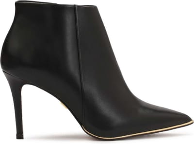 Klassieke zwarte stiletto laarsjes met een laag bovenwerk