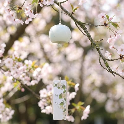 Japanse keramische windbel met kersenbloesemmotief, Feng Shui windgong voor balkon, raamdecoratie en ontspanning