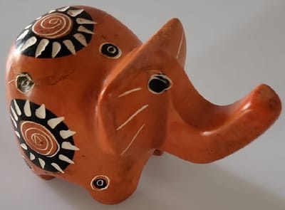 Nog meer sfeer in uw woonomgeving met dit prachtig handgemaakte olifantje! Een bijzonder olifantje gemaakt van speksteen, een zachte natuursteen. Vind een gezellig plekje in je huis, serre/tuinkamer of in de werkkamer. Voor uzelf of als Cadeau.