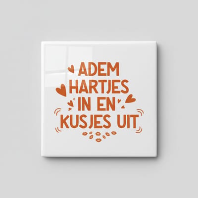 Adem Hartjes In en Kusjes Uit Decoratieve Tegel – Romantische Quote Woondecoratie – Keramische Tegel 15 × 15 cm