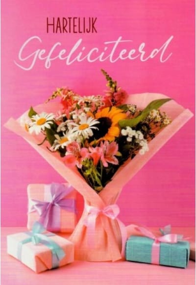 Hartelijk gefeliciteerd met je verjaardag! Een leuke afbeelding van een bos bloemen met pakjes er omheen. Een leuke kaart om zo te geven of om bij een cadeau te voegen. Een dubbele wenskaart inclusief envelop en in folie verpakt.