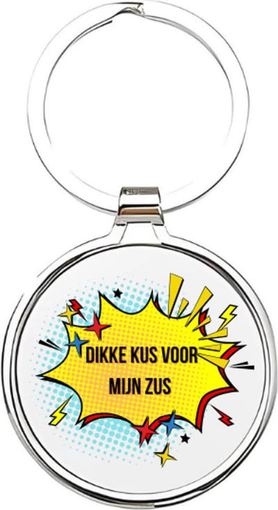 Akyol - Dikke kus voor zus Sleutelhanger - zus - De liefste zus - Zus sleutelhanger - Zussen sleutelhanger - Sleutelhanger zus - Familie sleutelhanger - verjaardagscadeautje - Zus cadeau - Sister - zusje - 4 x 7,5 CM
