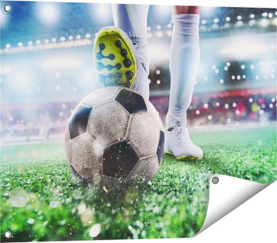 Gards Tuinposter Voetbalspeler met de Bal in het Stadion - 80x60 cm - Tuindoek - Tuindecoratie - Wanddecoratie buiten - Tuinschilderij