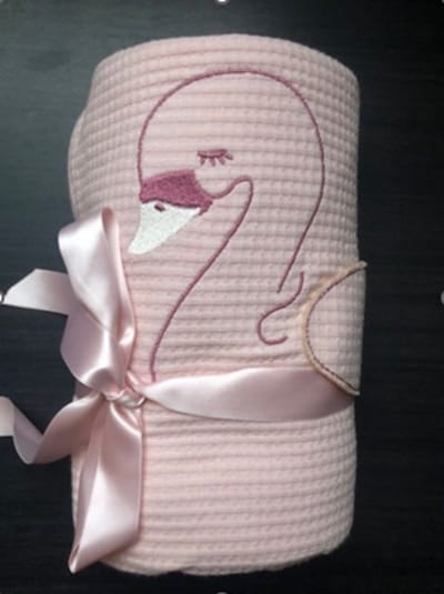 Baby deken - wafel met geborduurde knuffel Zwaan - 80x100cm - BIO katoen - Super leuk als Kraamcadeau of Babyshower