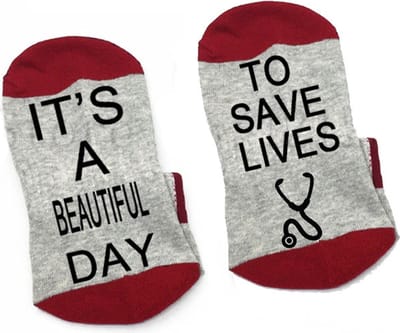 Verpleegkundige Cadeau - Sokken met tekst: It's a Beautiful Day to Save Lifes - Maat 36-41 - Aafscheidscadeau Verpleegster - Grappige Sokken Verpleegkundige