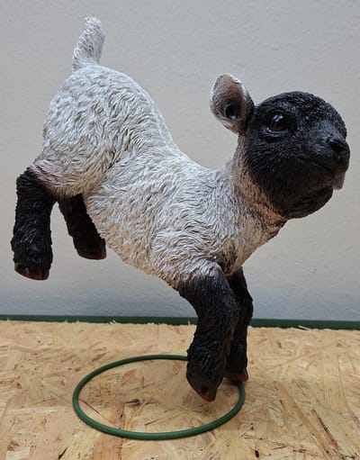 Speels Bokkend Lammetje - Tuinbeeld Schaap - Polystone - 27cm Hoog - Realistisch Handbeschilderd - Decoratie Beeld voor Buiten & Binnen