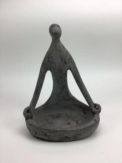 Yoga beeld grijs (rustic) keramiek circa 30 cm hoog