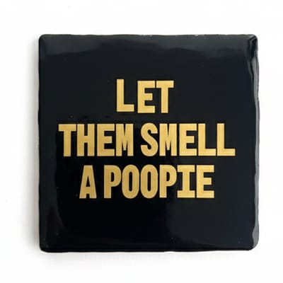 Snoes Spreuktegel Toilet - Let Them Smell A Poopie - Handgemaakt Keramiek - 10x10 cm - Zwart/Goud - Grappig Cadeau - Woondecoratie