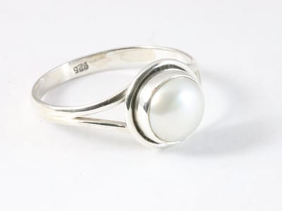 Fijne ronde zilveren ring met parel - maat 18