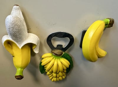 Koelkastmagneten + opener "bananen" - Set van 3 stuks - Polyresin - meerkleurig - hoogte 11 x 7 x 1 cm - Koelkastmagneten - Woondecoratie - Woonaccessoires