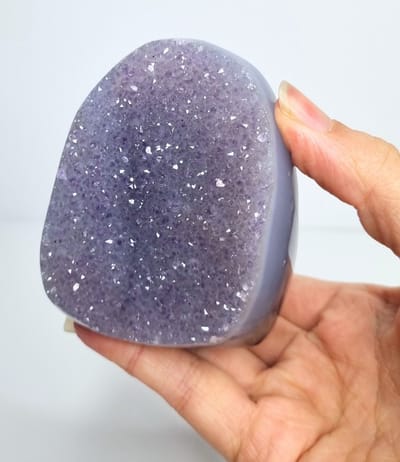 ThaleiaDesign - Amethist met agaat freeform op standvlak - Edelstenen en Mineralen - Kristallen - Spiritualiteit - Woondecoratie - interieur - cadeau - amethist - crystals - gemstones