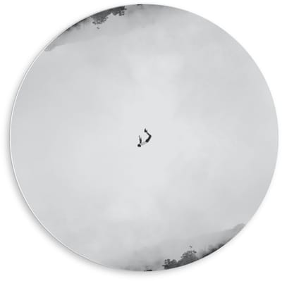 Forex Wandcirkel - Vliegende Man (zwart/wit) - 80x80cm Foto op Wandcirkel (met ophangsysteem)