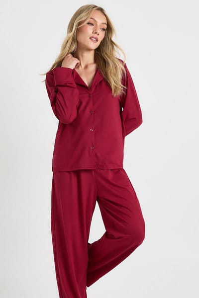 boohoo Dames Kleine Soft Touch pyjamaset met overhemd met doorlopende knoopsluiting en pyjamabroek | Bordeaux Rood | Maat: 40