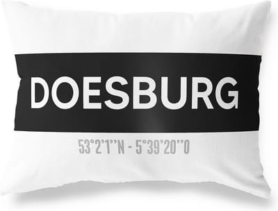 Tuinkussen DOESBURG - GELDERLAND met coördinaten - Buitenkussen - Bootkussen - Weerbestendig - Jouw Plaats - Studio216 - Modern - Zwart-Wit - 50x30cm
